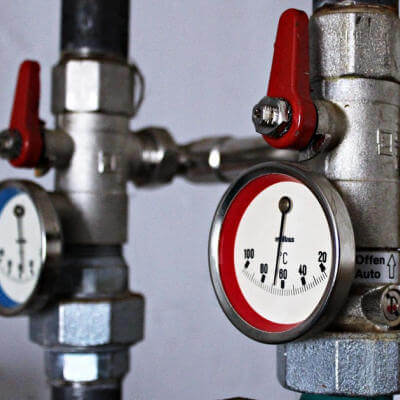 Image of a red and blue plumbing pressure system